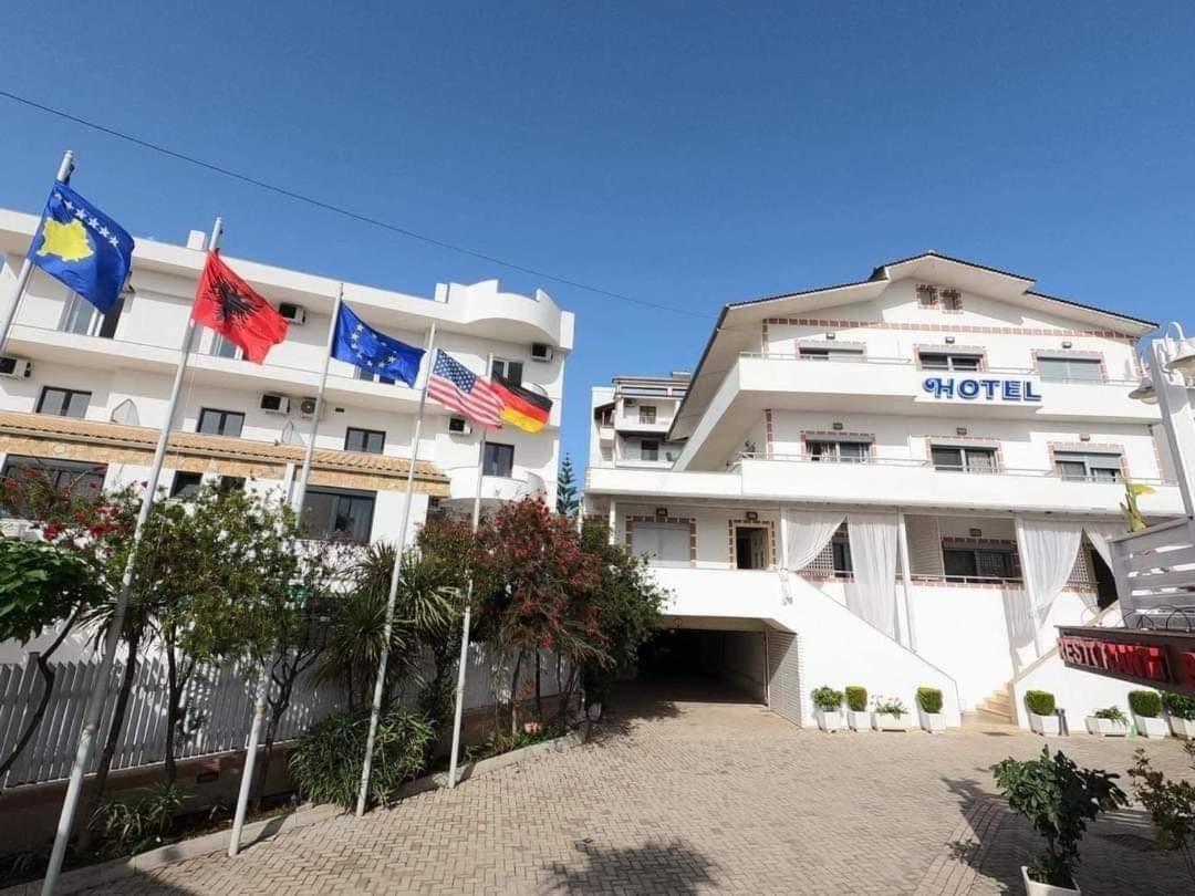 La Luna Hotel Ксамил Екстериор снимка